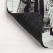 Ein Suffragette, der Zeitungen bis zwei verkauft Mousepad (Ecke)