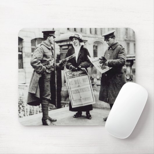 Ein Suffragette, der Zeitungen bis zwei verkauft Mousepad (Mit Mouse)