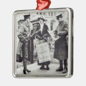 Ein Suffragette, der Zeitungen bis zwei verkauft Ornament Aus Metall (Links)