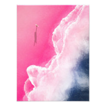 Ein Surfer am rosa Strand in Indonesien