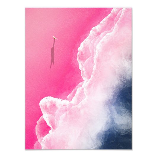 Ein Surfer am rosa Strand in Indonesien Fotodruck (Vorne)