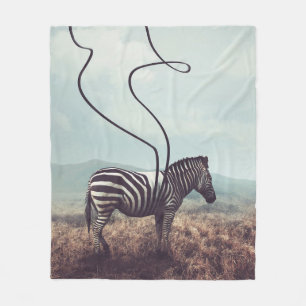 Ein surreales Bild eines Zebras und zwei seiner sc Fleecedecke