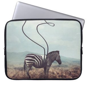 Ein surreales Bild eines Zebras und zwei seiner sc Laptopschutzhülle