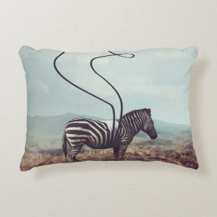 Ein surrealistisches Bild eines Zebras und zwei se Dekokissen