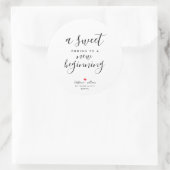 Ein Süß, der einer neuen Gastgeschenk Hochzeit end Runder Aufkleber (Tasche)