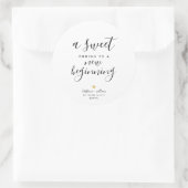 Ein Süß, der einer neuen Gastgeschenk Hochzeit end Runder Aufkleber (Tasche)