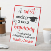 Ein Süß, der zu einem neuen Beginnend-Abschluss en Sockelschild (In SItu)