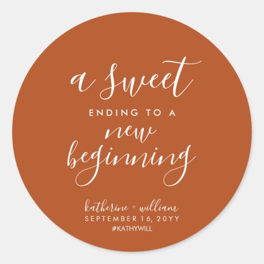 Ein Süß, der zu einer neuen Gastgeschenk Hochzeit  Runder Aufkleber (Vorderseite)