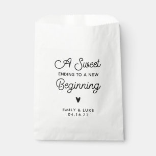 Ein Süße, der einer neuen Hochzeitshochzeit-Leck Geschenktütchen