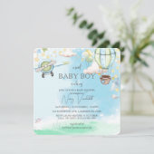 Ein süßer Baby Junge ist auf dem Weg zur Babydusch Einladung (Stehend Vorderseite)