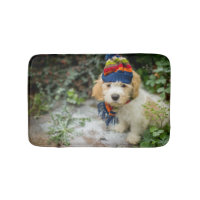 Ein süßer Cavachon Welpe in einem Winter-Hut und