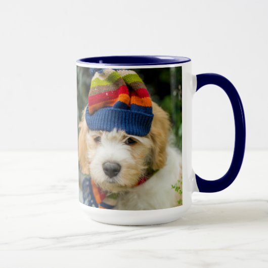 Ein süßer Cavachon Welpe in einem Winter-Hut und Tasse (Rechts)