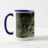 Ein süßer Cavachon Welpe in einem Winter-Hut und Tasse (Links)