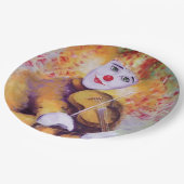 Ein süßer Clown, der Geige spielt Pappteller (Schrägansicht)