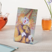 Ein süßer Clown, der Geige spielt Sockelschild (In SItu)