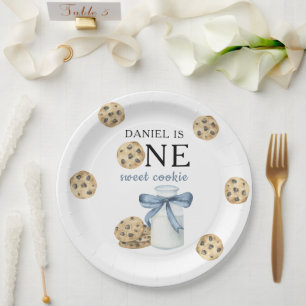 Ein süßer Keks und Milch zum ersten Geburtstag Pappteller