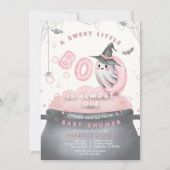 Ein süßer kleiner Boo ist fast wegen einer rosa Ba Einladung (Vorderseite)