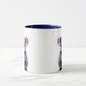 Ein süßer Koala, der an einem Ast hängt. Tasse (Zentrum)