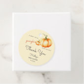 Ein süßer Kürbis ist auf dem Weg zur Babydusche Geschenkanhänger (Beispiel)