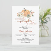 Ein süßer Kürbis ist unterwegs Einladung (Stehend Vorderseite)