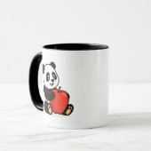 Ein süßer Panda hält einen roten Apfel. Tasse (Vorderseite Links)