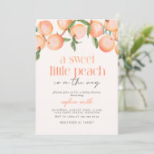 ein süßer Pfirsich ist auf dem Weg Babydusche Einladung (Stehend Vorderseite)