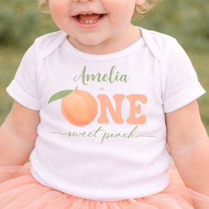 Ein süßer Pfirsich Mädchen wird ein Jahr alt Baby T-shirt