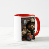 Ein süßer Teddybär, der als Feuerwehrmann verkleid Tasse (VorderseiteRechts)
