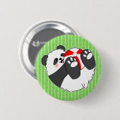 Ein süßes Baby-Panda spielt mit einem Ball Button (Vorne & Hinten)