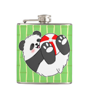 Ein süßes Baby-Panda spielt mit einem Ball Flachmann