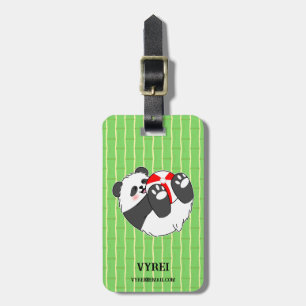 Ein süßes Baby-Panda spielt mit einem Ball Gepäckanhänger