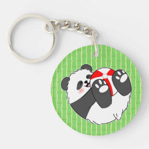 Ein süßes Baby-Panda spielt mit einem Ball Schlüsselanhänger