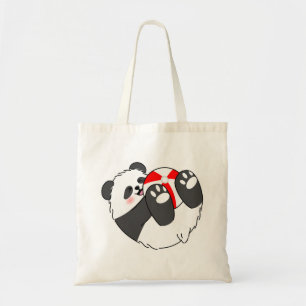 Ein süßes Baby-Panda spielt mit einem Ball Tragetasche