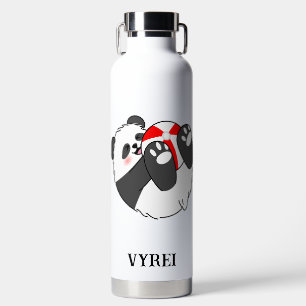 Ein süßes Baby-Panda spielt mit einem Ball Trinkflasche