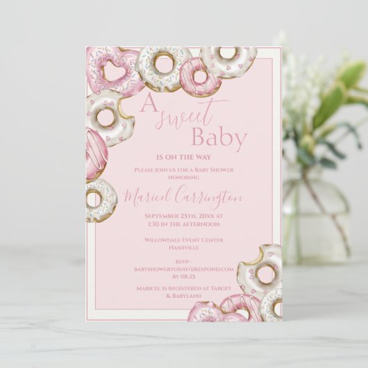 Ein süßes Baby Pink Donuts Wasserfarbe Baby Dusche Einladung (Stehend Vorderseite)