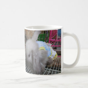 Ein süßes Bunny-Kaninchen im Kleid Kaffeetasse