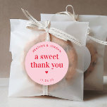 Ein süßes Dankeschön an die rosa und rote Retro-Ga Runder Aufkleber<br><div class="desc">Ein süßes Dankeschön an die rosa und roten Retro-Gastgeschenk Hochzeit Sticker</div>