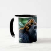 Ein süßes Eichhörnchen klettert auf den Kopf eines Tasse (Vorderseite Links)