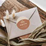 Ein süßes Ende für eine neue Hochzeit Runder Aufkleber<br><div class="desc">Ein süßes Ende zu einem neuen Hochzeitsticker mit klassischem Rundaufkleber ist perfekt für eine rustikale Hochzeit. Das Design besticht durch einen wunderschönen Schriftart in Terrakotta-Hintergrund.</div>