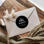 Ein süßes Ende für eine neue Hochzeit Runder Aufkleber<br><div class="desc">Ein süßes Ende zu einem neuen Hochzeitsticker mit klassischem Rundaufkleber ist perfekt für eine rustikale Hochzeit. Das Design besticht durch einen schönen Schriftart in schwarzem Hintergrund,  der Ihre Veranstaltung verzieren wird.</div>