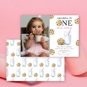 Ein süßes Keks und ein Milchmädchen zum ersten Geb Einladung