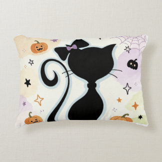 Ein süßes Kissen und eine schwarze Katze.