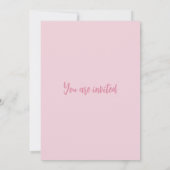 Ein süßes kleines Mädchen ist unterwegs mit einer  Einladung (Rückseite)