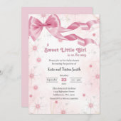 Ein süßes kleines Mädchen ist unterwegs mit einer  Einladung (Vorne/Hinten)