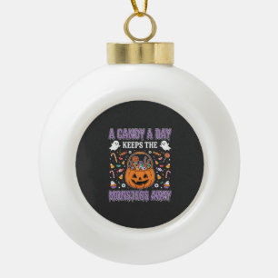 Ein Süßigkeiten-pro-Tag-Halloween-T-Shirt-Design Keramik Kugel-Ornament