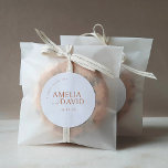 Ein Sweet Vielen Dank Gastgeschenk Hochzeit Aufkle Runder Aufkleber<br><div class="desc">Dusty Terracotta Gastgeschenke Hochzeiten Rundsticker. Personalisierter einfacher Minimalistischer Aufkleber. Klicken Sie einfach auf den Link,  um den Text anzupassen,  der unter dem Bereich für die Textpersonalisierung rechts angezeigt wird,  und wählen Sie Ihren eigenen Farbhintergrund aus. Diese Aufkleber-Vorlage macht es einfach und schnell,  atemberaubende Ergänzungen Ihrer Hochzeitsdekoration zu erstellen.</div>