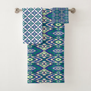 Ein symmetrischer blau-weißer Teppich mit komplizi Badhandtuch Set