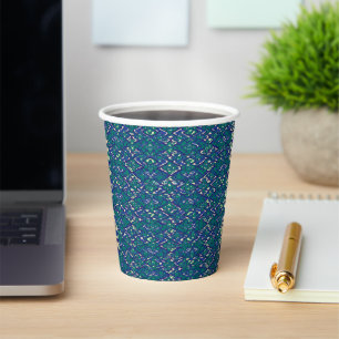 Ein symmetrischer blau-weißer Teppich mit komplizi Pappbecher