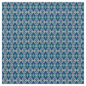 Ein symmetrisches Muster blauer Motive auf einem T Stoff (Nahaufnahme)