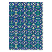 Ein symmetrisches Muster blauer Motive auf einem T Tischnummer (Rückseite)